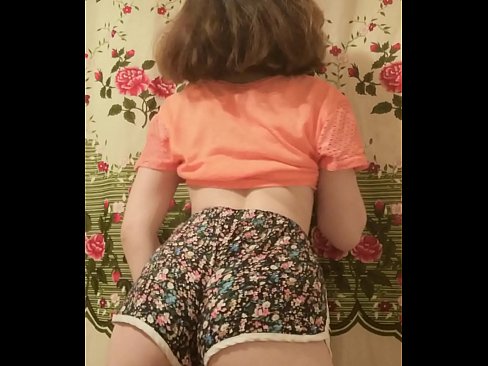 ❤️ 性感的年轻宝贝在镜头前脱下她的短裤 ❤ Anal porn❌️❤