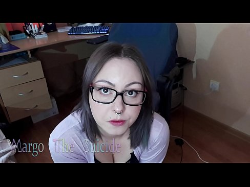 ❤️ 性感的眼镜女孩在镜头前深深地吸吮假阳具 ❤ Anal porn❌️❤