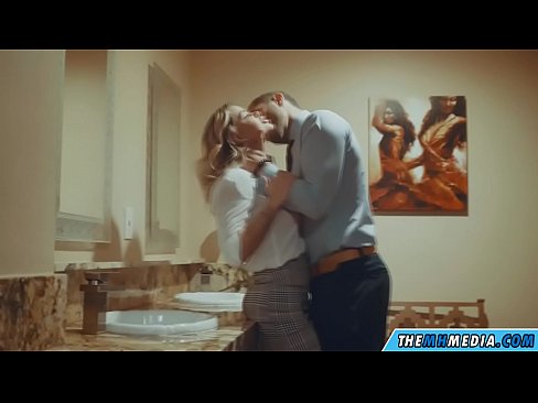 ❤️ 当一个胸大无脑的金发女郎在公共厕所里勾引你时 ❤ Anal porn❌️❤